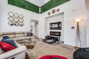 Smart TV, lareira, mesa de pingue-pongue, aparelho de som