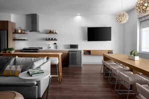 1 habitación, caja de seguridad en la habitación y escritorio 