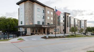 Experience the Residence Inn's sleek, modern design, featuring a flat roof and large windows.