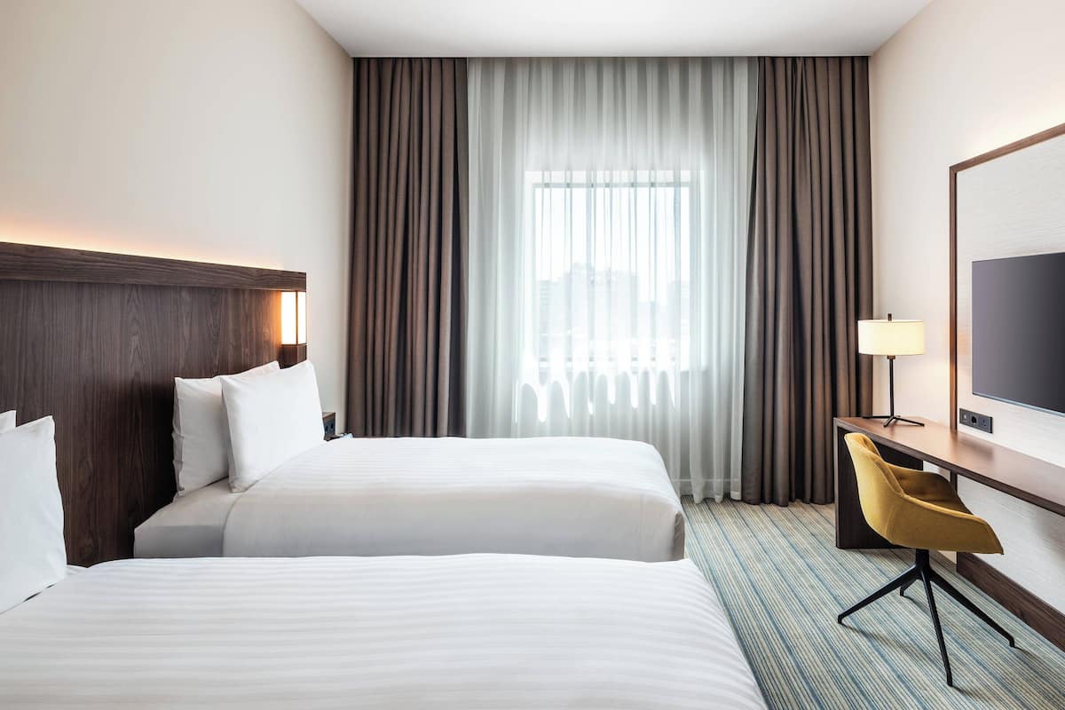 Luxe beddengoed, een minibar, een kluis op de kamer, een bureau