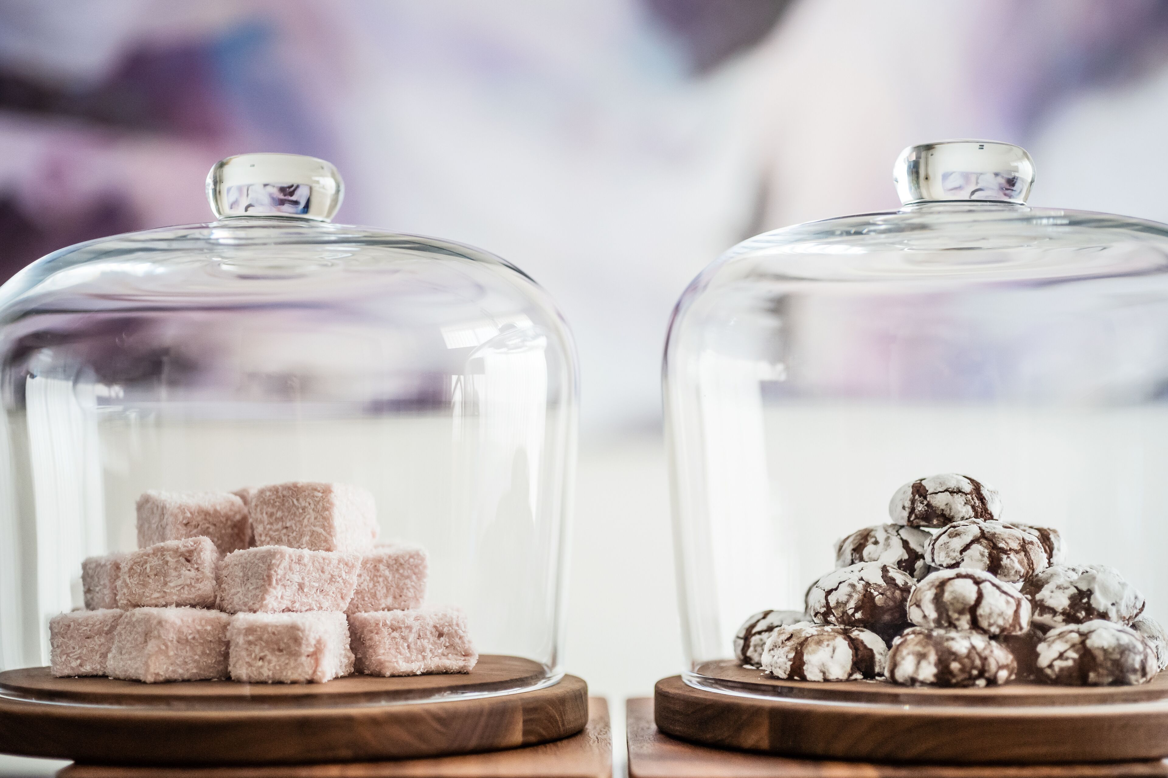 Dos bases de madera cubiertas de vidrio con productos alimenticios.