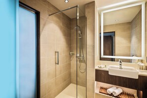 Een douche, een regendouche, een haardroger, badjassen