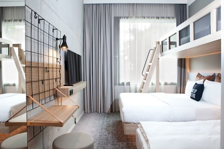 Family Room, 1 Queen Bed with Sofa bed | Laptop workspace, soundproofing, free WiFi, bed sheets