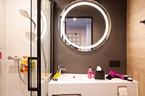 シャワー、ヘアドライヤー、タオル