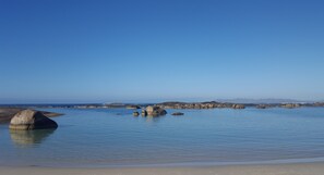 Una playa cerca, toallas de playa