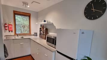Refrigerador, microondas, horno, cafetera/tetera