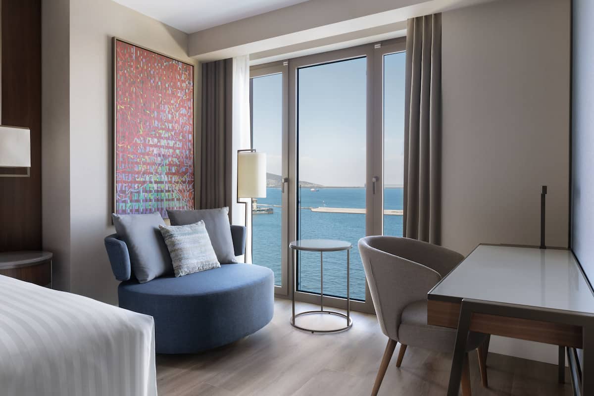 standard room, 1 king bed, sea view | premium bedding, minibar, in-room safe, desk