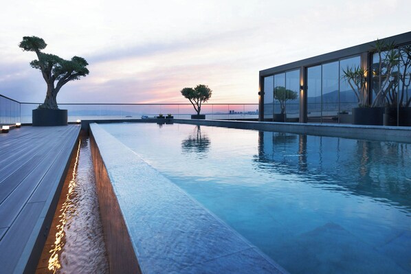 Een binnenzwembad en een seizoensgebonden buitenzwembad