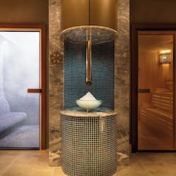 Salas de tratamiento para parejas, un sauna, baño turco