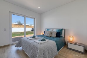 4 slaapkamers, een strijkplank/strijkijzer, reisbedje, gratis wifi