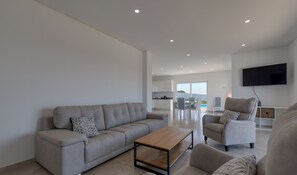 Een televisie en boeken