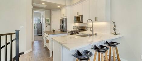 Refrigerador, microondas, horno, placa de cocina