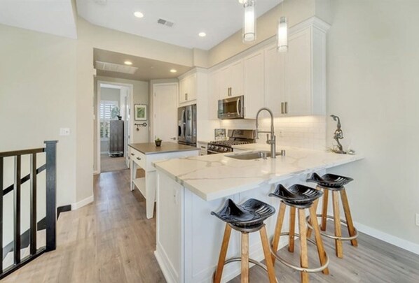 Jääkaappi, mikroaaltouuni, uuni, liesi