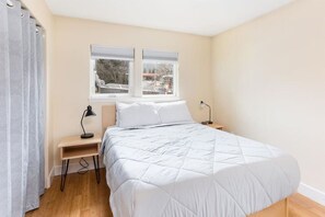 3 bedrooms, travel cot, free WiFi, bed sheets - Raven Lodge, Amazing Location and Epic Views, Sleeps 10 (Seward)