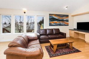 Smart TV - Raven Lodge, Amazing Location and Epic Views, Sleeps 10 (Seward)