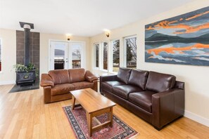 Interior - Raven Lodge, Amazing Location and Epic Views, Sleeps 10 (Seward)
