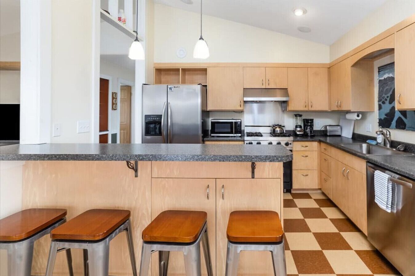 Kjøleskap, mikrobølgeovn, ovn og kokeplater