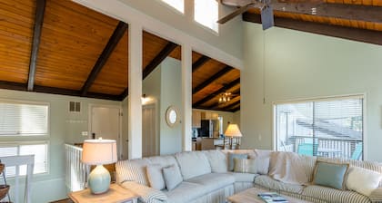 Massanutten Treehouse Escape with Decks, Firepit & Steps to the Resort