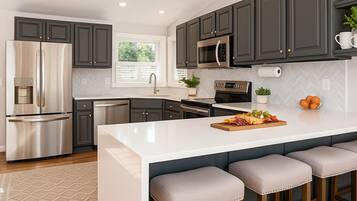 Geladeira, micro-ondas, fogão, cooktop