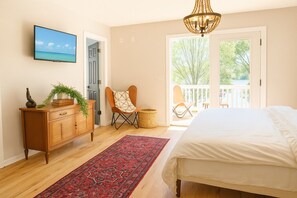 5 sovrum, skrivbord, strykjärn/strykbräda och resesäng