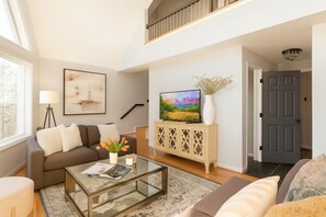 Tv, bordsfotboll, ett bordtennisbord och böcker