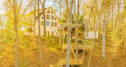 5BR Lakefront • Hot Tub • Fire Pit • Game Room
