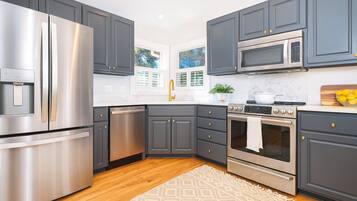 Een koelkast, een magnetron, een oven, een kookplaat