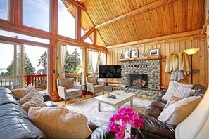 Smart TV, fireplace, Netflix, Hulu - Large Log Cabin-Ocean View/Beach/Hot tub/BBQ/Games/EV/Pets (Camano)