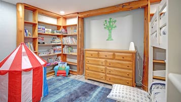 4 bedrooms, in-room safe, desk, iron/ironing board