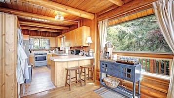 Køleskab/fryser i fuld størrelse, mikrobølgeovn, ovn, kogeplade