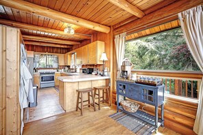 Full-size fridge, microwave, oven, stovetop - Large Log Cabin-Ocean View/Beach/Hot tub/BBQ/Games/EV/Pets (Camano)
