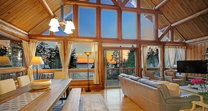 Large Log Cabin w/Ocean Views, indoor/outdoor games, 5mins walk to beach