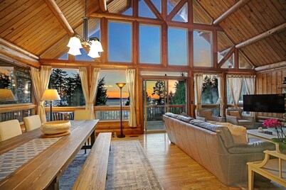 Large Log Cabin-Ocean View/Beach/Hot tub/BBQ/Games/EV/Pets