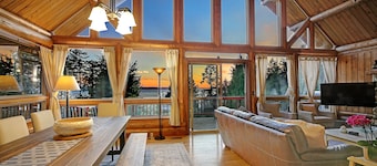 Large Log Cabin w/Ocean Views, indoor/outdoor games, 5mins walk to beach