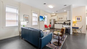 Un apartamento moderno con sala de estar, comedor y cocina.