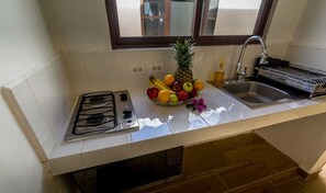 Kühlschrank, Mikrowelle, Herdplatte, Wasserkocher mit Kaffee-/Teezubehör