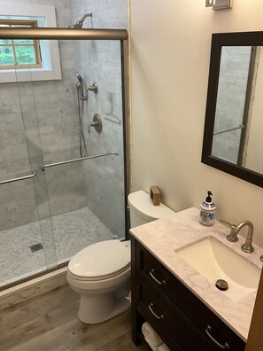 Dusche, Haartrockner, Handtücher, Seife