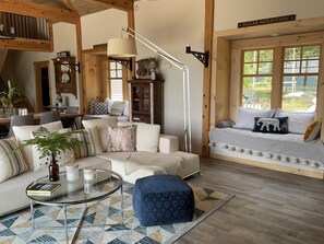 Smart TV, fireplace, stereo