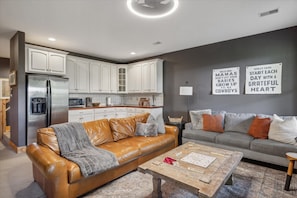 Smart TV, fireplace, video games, DVD player - Upscale Private Spacious Lodge, Mountain Views, Fire Pit, Arcade Games, Hot Tub (Sevierville)