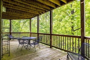 Outdoor dining - Upscale Private Spacious Lodge, Mountain Views, Fire Pit, Arcade Games, Hot Tub (Sevierville)