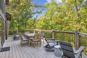 Outdoor dining - Upscale Private Spacious Lodge, Mountain Views, Fire Pit, Arcade Games, Hot Tub (Sevierville)