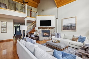 Smart TV, fireplace, video games, DVD player - Upscale Private Spacious Lodge, Mountain Views, Fire Pit, Arcade Games, Hot Tub (Sevierville)