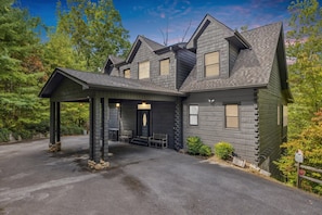 Exterior - Upscale Private Spacious Lodge, Mountain Views, Fire Pit, Arcade Games, Hot Tub (Sevierville)