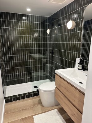 Combined shower/tub, towels, soap, shampoo