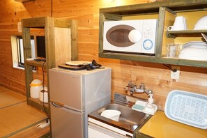 Jääkaappi, mikroaaltouuni, keittoastiat/astiat/ruokailuvälineet