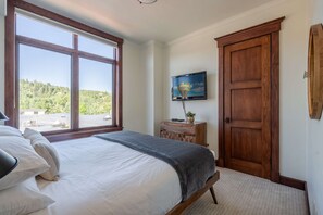 2 bedrooms, iron/ironing board, free WiFi, bed sheets - The Victoria Downtown | Prime Downtown Location | Pet Friendly (Steamboat Springs)