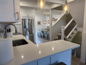 Geladeira, micro-ondas, cooktop, lava-louças