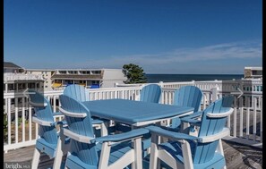 Outdoor dining - Remodeled for Summer '21 Townhouse by the Sea (Ocean City)