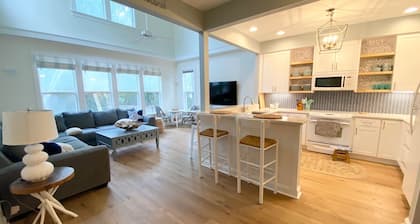 NEW lithium GOLF CARTS, Renovated and newly Furnished Welcome to Palm Paradise