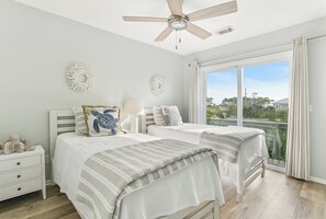 4 slaapkamers, een bureau, een strijkplank/strijkijzer, gratis wifi